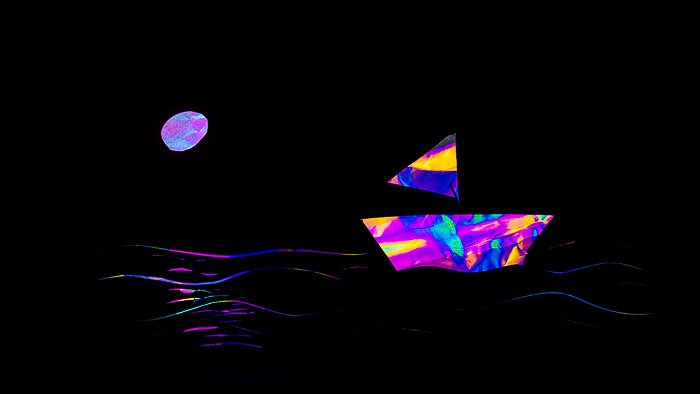 Фотоэластичная фотография корабля на лунном море с эффектом радуги