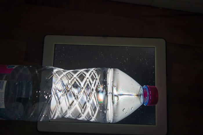 ПЭТ бутылки с напитками перед экраном ноутбука
