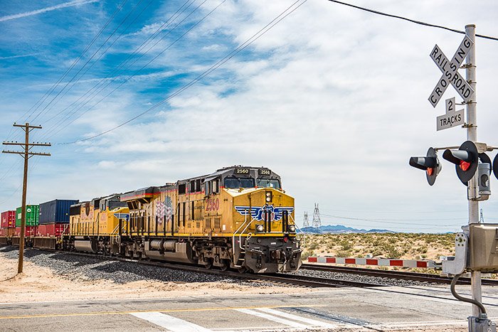 Фотография поезда с яркими цветами - съемка Raw против jpeg