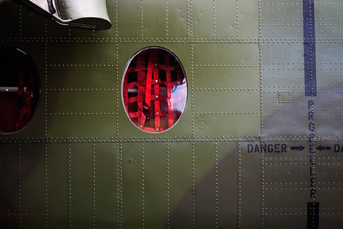 Грузовая тесьма, видимая через окно военного самолета.