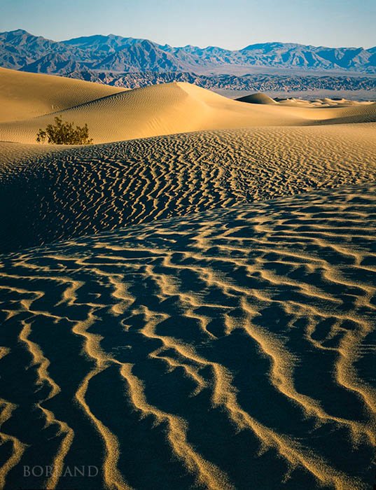 фотографии пустыни, на которых изображены линии на переднем плане, дюны и горы на заднем