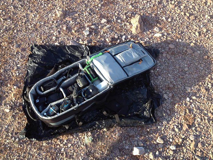 фото использования мусорного пакета для защиты камеры во время съемки в пустыне