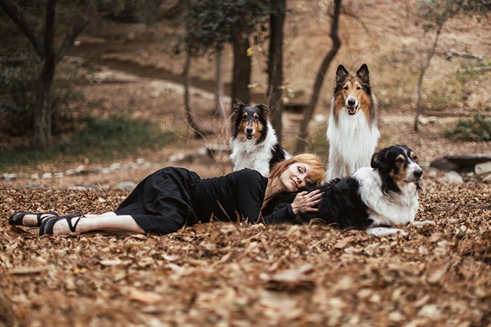 фото женщины и ее собак
