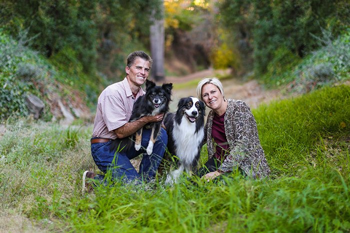 семейный портрет пары и их собак