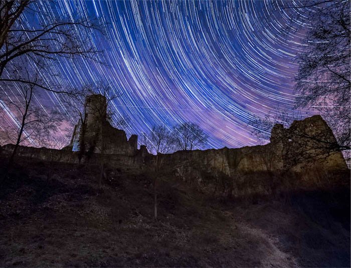 Фотосъемка звездных троп в замке Монтейгле в Бельгии