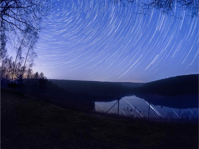 Фотография звездной тропы, показывающая, как скучный передний план может испортить фотографию