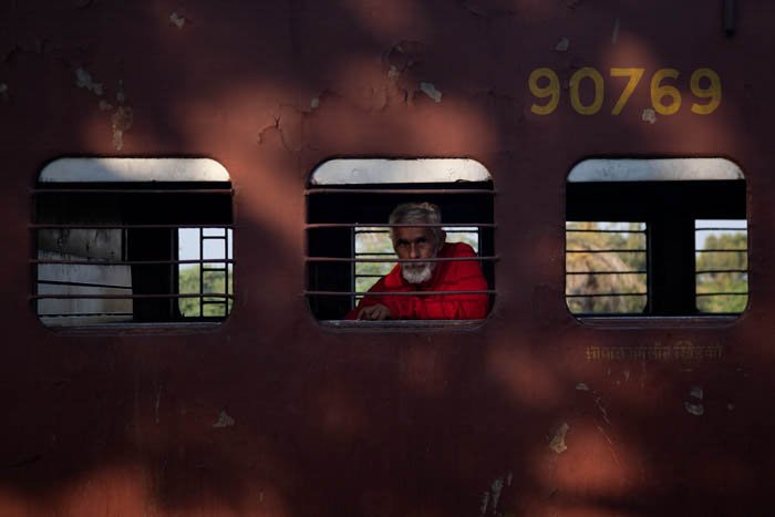 кадрирование в уличной фотографии: фотография мужчины, смотрящего в окно купе поезда
