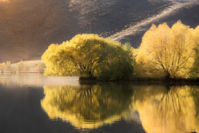 золотой час на озере осенью