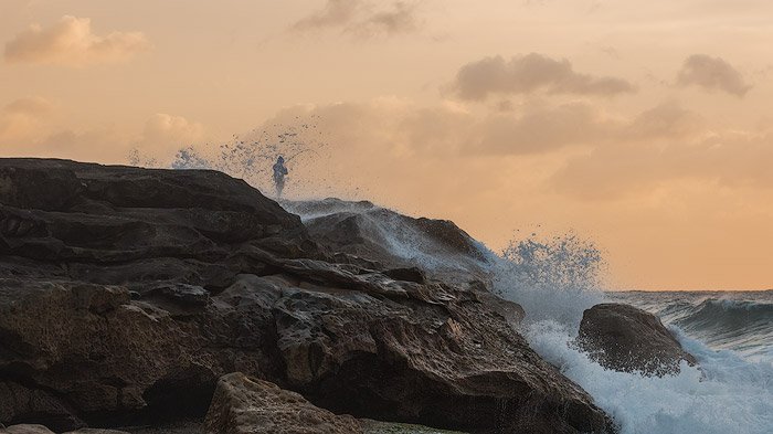 Морской пейзаж Фотография мужчины, качающегося на рыбалке у берега