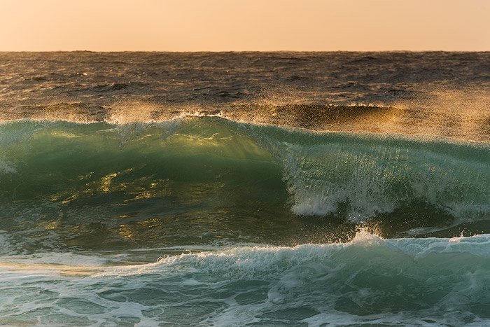 прозрачные волны в океане