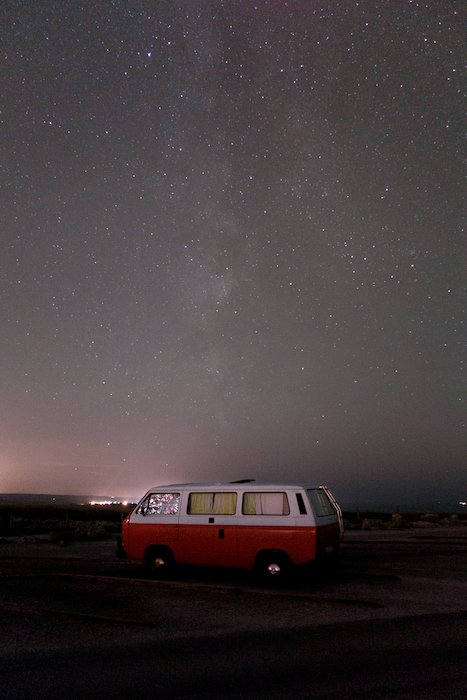 Красно-белый караван под звездным небом астрофотография