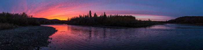Атмосферная и ярко окрашенная панорамная фотография заката в Анвике, Аляска