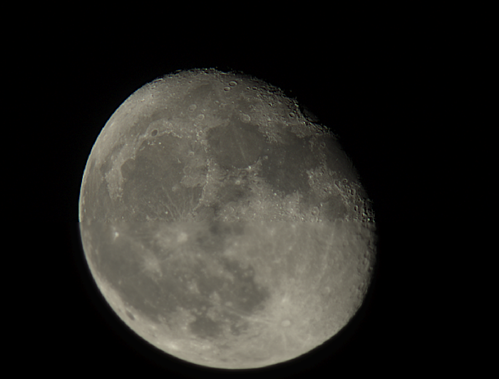 резкая черно-белая фотография луны