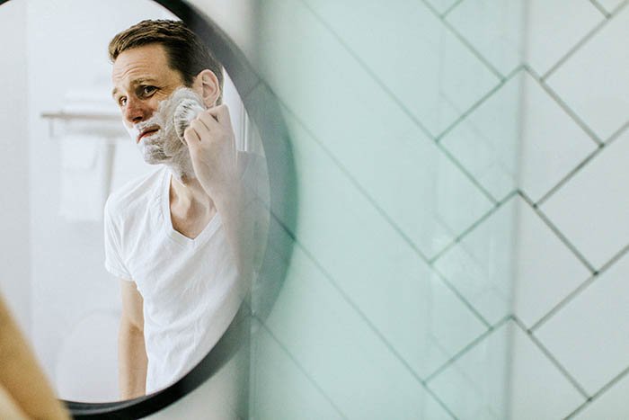 творческий автопортрет мужчины, который бреется