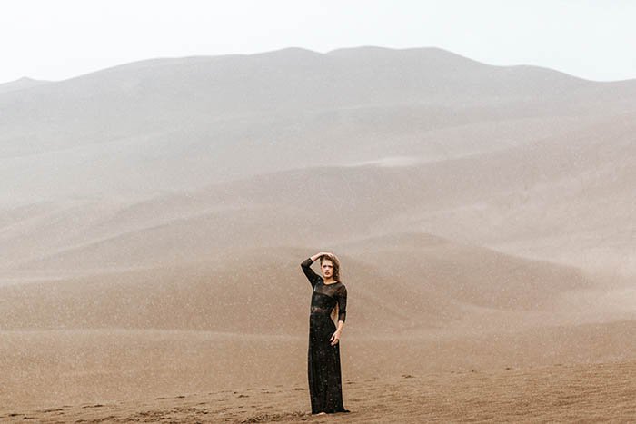 женщина в пустыне