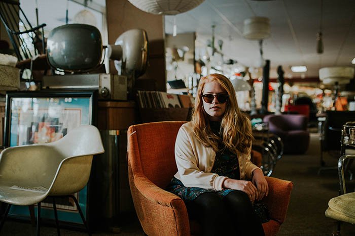 Автопортрет женщины, сидящей в кресле в эконом-магазине