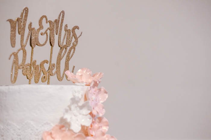 Крупный план свадебного торта на светлом фоне