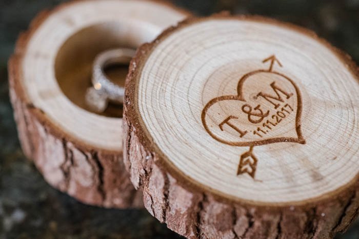 Шкатулка для обручального кольца из дерева с сердцем и стрелой с инициалами жениха и невесты
