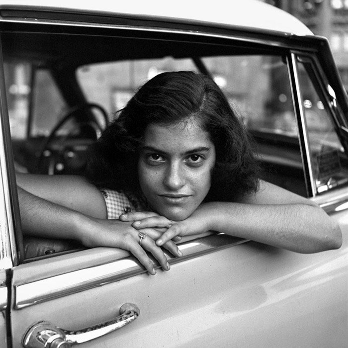 Черно-белый портрет девушки в автомобиле работы фотографа Вивиан Майер