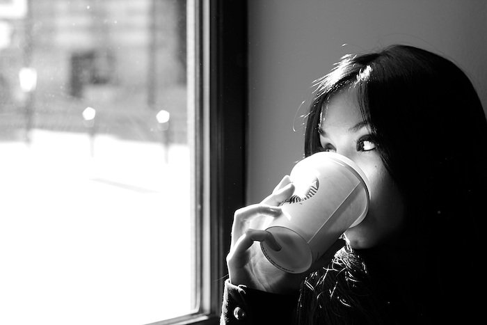 Автопортрет женщины, пьющей кофе в кафе