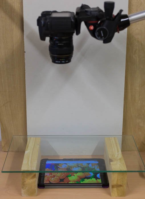 Камера, снимающая планшет с фотографией тюльпанов