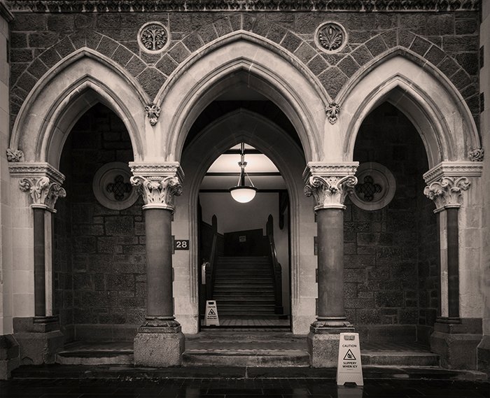 Вход в Центр искусств в стиле готического возрождения, спроектированный архитектором Уильямом Армсоном. Крайстчерч, Новая Зеландия.