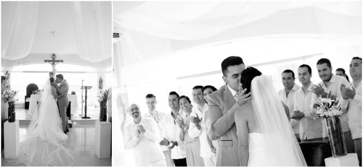 Черно-белая фотография первого поцелуя супружеской пары в качестве мужа и жены на свадебной церемонии