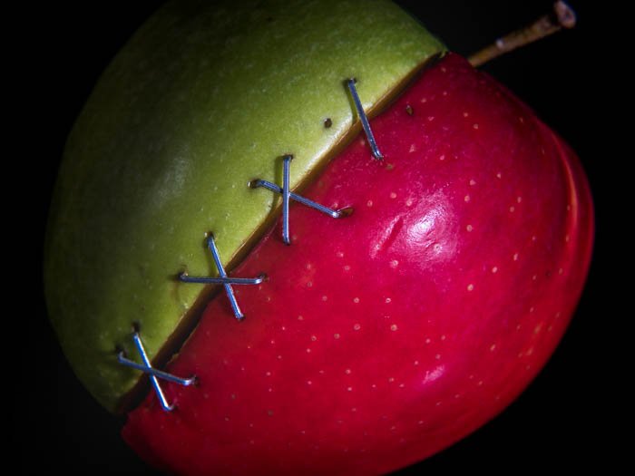 Две половинки яблока, сшитые вместе - советы по макросъемке