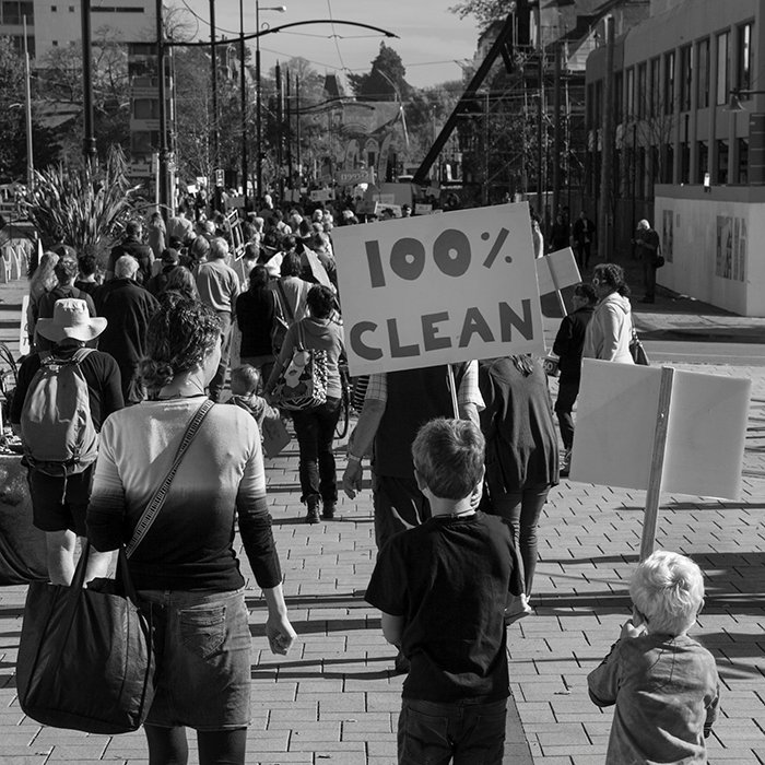 Черно-белая документальная фотография экологических протестов в Новой Зеландии