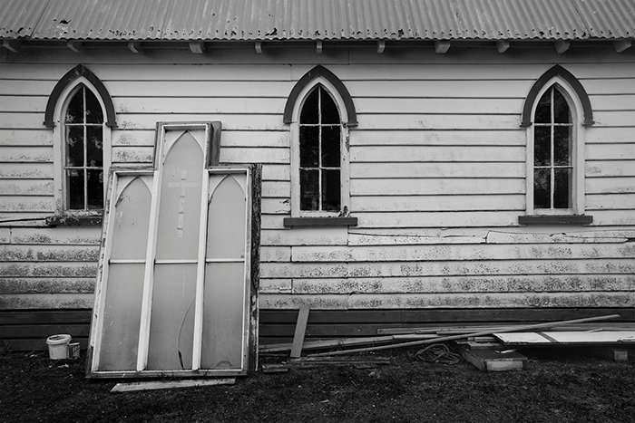 Черно-белая документальная фотография церкви Whare Karakia, ожидающей ремонта