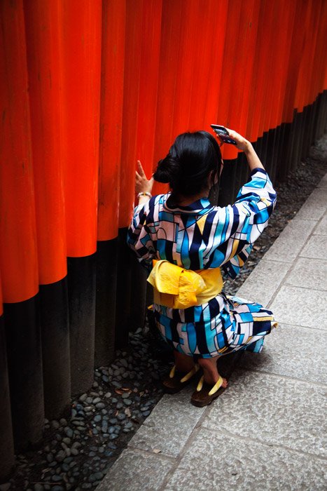 фотография девушки в красочном кимоно, делающей селфи