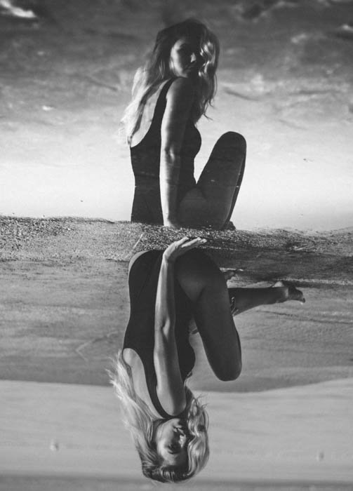 Креативный однотонный портрет женской фотомодели, позирующей на открытом воздухе на пляже - композиция модной фотографии