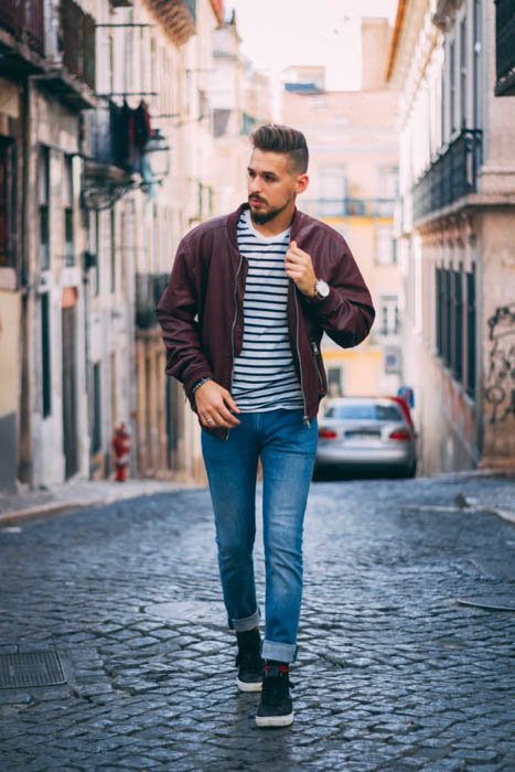 Мужская модель, непринужденно гуляющая на улице - композиция модной фотографии