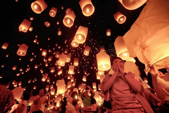 Сотни плавающих свечей дрейфуют в темном небе - фотографии путешествий