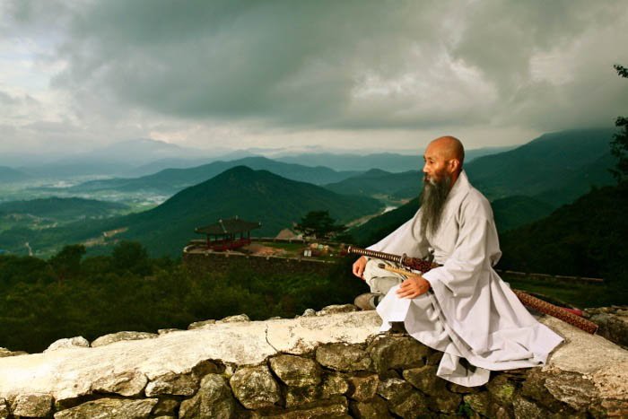 изображение монаха с холмами на заднем плане - туристическая фотография
