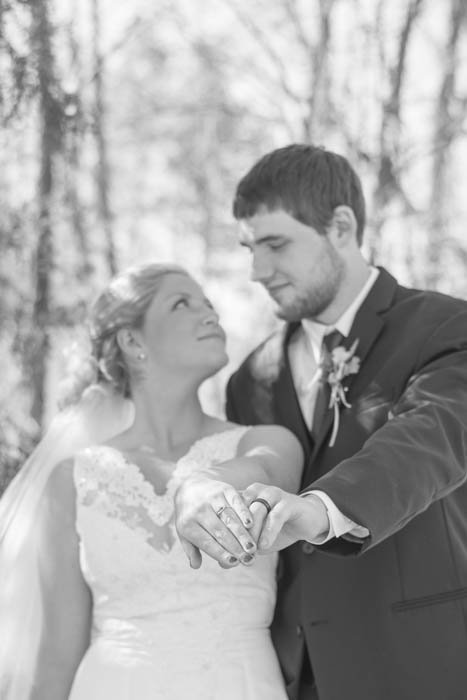 Черно-белый свадебный портрет пары, позирующей на открытом воздухе