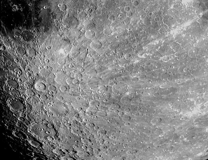 Крупный план поверхности Луны