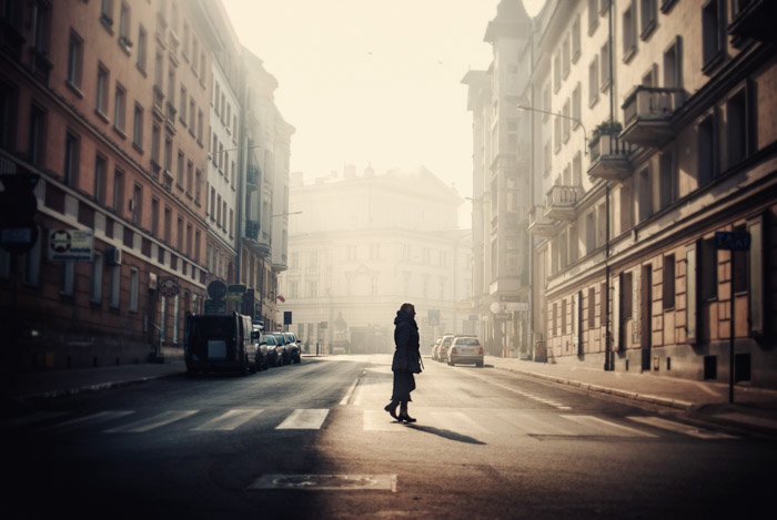 Теневая фотография женщины, переходящей улицу