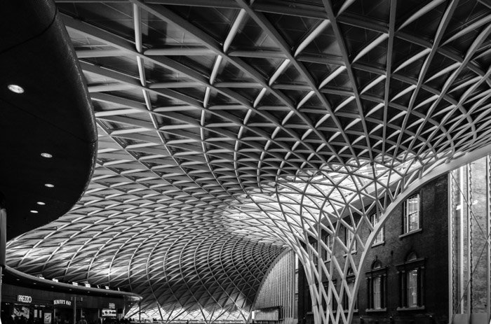 черно-белая фотография потолка лондонского вокзала Кингс-Кросс