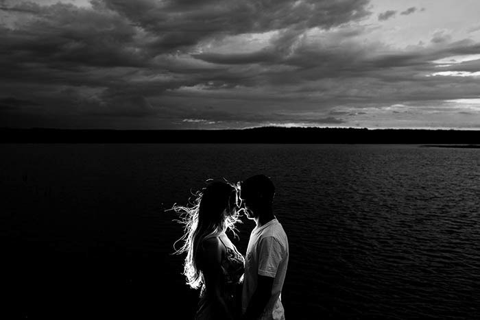 Черно-белый портрет пары, целующейся у моря