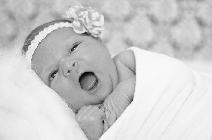 Черно-белый портрет новорожденного
