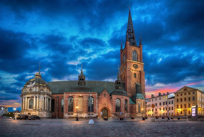 Драматическое HDR изображение церкви Риддархольмен, Стокгольм, Швеция