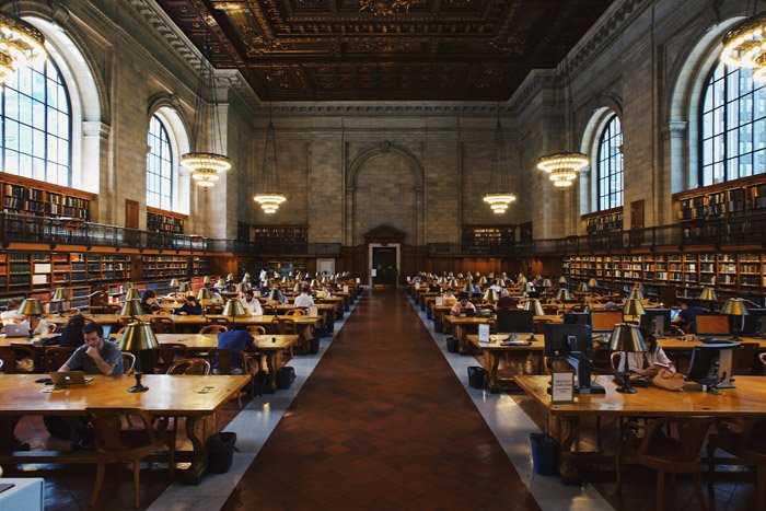 Снимок интерьера библиотеки Среднего Манхэттена
