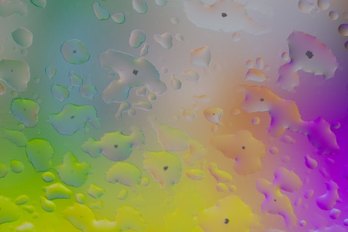 Абстрактная макросъемка капель воды на красочном фоне