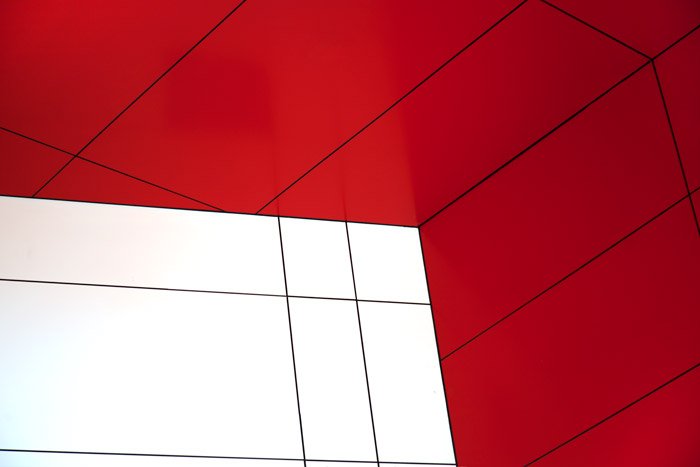 Архитектурная фотография крупным планом с изображением красных и белых линий. Идеи абстрактной фотографии.