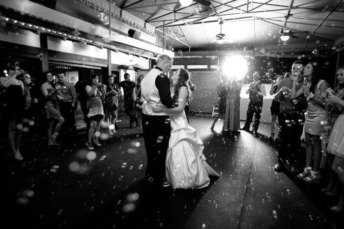 Черно-белая фотография первого танца молодоженов. Любительская свадебная фотография.