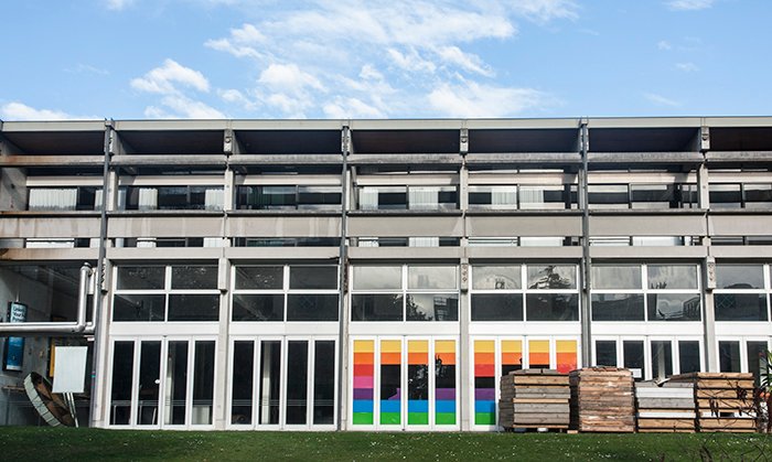 Вид спереди на многослойное здание студенческого союза, Университет Кентербери, Новая Зеландия.