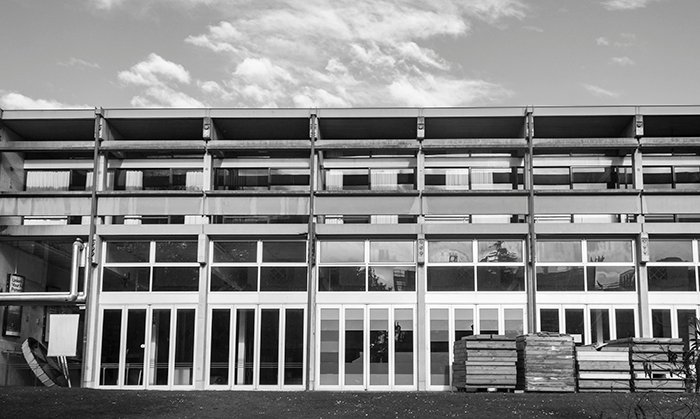 Черно-белый вид спереди на многослойное, многооконное здание Студенческого союза, Университет Кентербери, Новая Зеландия.