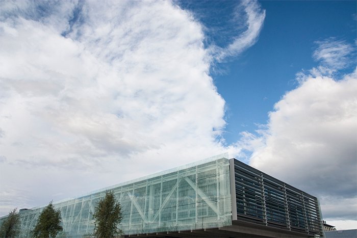 Фотография крыши здания ИКТ Кентерберийского университета, Новая Зеландия, большую часть кадра занимает облачное голубое небо