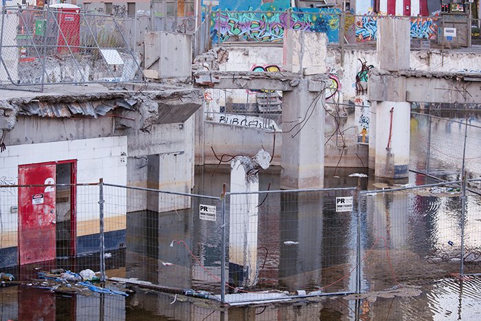Оживленная сцена разрушенных зданий, заборов и воды - архитектурная фотография после землетрясений в Крайстчерче, Новая Зеландия.